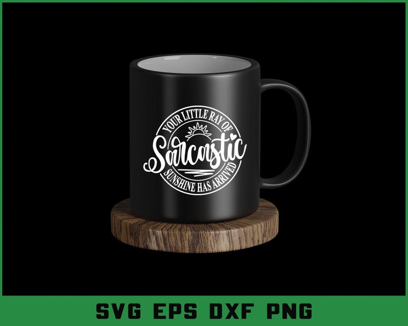 Puede incluir: Una taza de cer&aacute;mica negra con interior blanco y asa, sobre un posavasos de madera. La taza presenta un dise&ntilde;o circular con el texto "Your Little Ray of Sarcastic Sunshine Has Arrived."