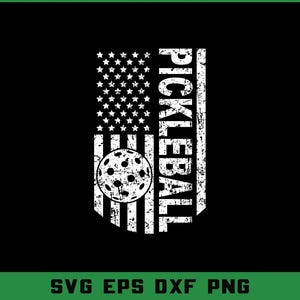 Può includere: Grafica bianca usurata su sfondo nero. Il design presenta una bandiera americana con una palla da pickleball e la parola "PICKLEBALL" in un carattere verticale. La parte inferiore dell'immagine include il testo "SVG EPS DXF PNG".
