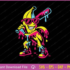 Pode incluir: Ilustração de desenho animado colorida de uma banana usando óculos de sol e segurando um taco de beisebol. A banana é amarela com detalhes em azul e rosa, em um fundo preto. O texto "Instant Download File" e "SVG - EPS - DXF - PNG" está na parte inferior.