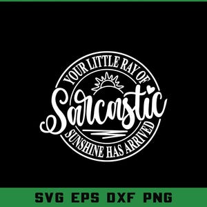 Puede incluir: Gr&aacute;fico negro con texto blanco que dice "Your little ray of sarcastic sunshine has arrived" en un dise&ntilde;o circular. El gr&aacute;fico incluye un sol y un coraz&oacute;n. Debajo del dise&ntilde;o est&aacute;n las letras "SVG EPS DXF PNG" en blanco.