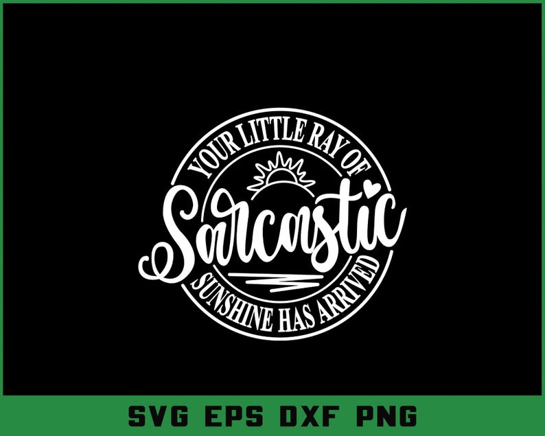 Puede incluir: Gr&aacute;fico negro con texto blanco que dice "Your little ray of sarcastic sunshine has arrived" en un dise&ntilde;o circular. El gr&aacute;fico incluye un sol y un coraz&oacute;n. Debajo del dise&ntilde;o est&aacute;n las letras "SVG EPS DXF PNG" en blanco.