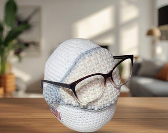 Crocheted Astronaut Eyeglass Holder: Space-Themed Desk Decor
