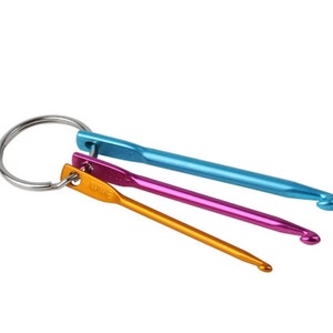 Crochet Hook Keychain, 3 Mini-Häkelnadeln auf einem Handy-Schlüsselanhänger, Mom Geschenk