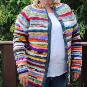 Cardigã feminino de crochê feito com técnica Yarn Bomb, padrão de suéter feminino faça você mesmo, padrão para aproveitar sobras de fios.