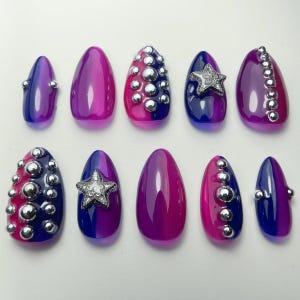 Paars roze kleurverloop pers op de nagels met zilveren ster en chromen studs, Ombre Pride Bi Nails, handgemaakte kleurrijke nail art set, paarse nageldoos