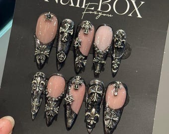 Donkerzilveren gotische pers op de nagels met 3D-kruisbedels, middeleeuws pantser Nail Art, chroompunten punkrock, handgemaakte barokke nagelset