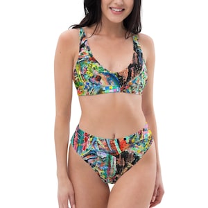 Puede incluir: Un bikini de cintura alta con un estampado abstracto colorido. La parte superior del bikini tiene un escote redondo y tirantes ajustables. La parte inferior del bikini tiene una pierna de corte alto y una cintura ancha.