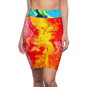 Peut inclure: Une jupe crayon à imprimé abstrait rouge, jaune et rose. La jupe est ajustée et a une silhouette droite.