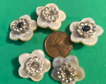Lot von 5 Vintage Perlmutt MOP Blume geformte verzierte Ösen Knöpfe zum Nähen und Basteln