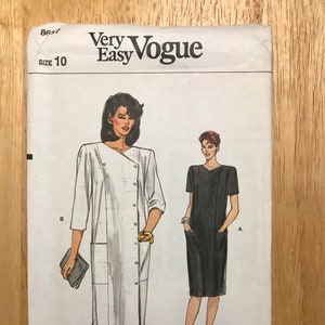 Op de afbeelding: Een naaipatroon envelop voor een jurk, met twee vrouwen die verschillende stijlen jurken dragen. Het patroon is van Very Easy Vogue en is maat 10.