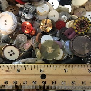 Konvolut von 100 Knöpfe verschiedene Neu, Gebraucht und Vintage, verschiedene Größen und Typen für Nähen, Basteln, Hobbypuppen