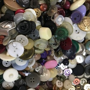 Mixed Lot of 100 Buttons New, Used and Vintage, Various Sizes & Types for Sewing Crafts Hobby Dolls image 8