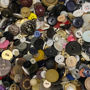Veel 250 knopen Nieuw, gebruikt en vintage, metaal Glas Hout Hars Kunststof Alle vormen en maten Naaien Ambachten Hobbypoppen