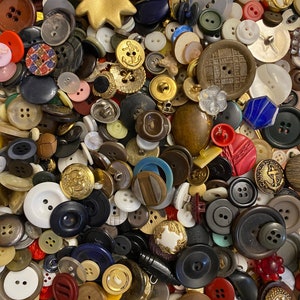 Lot de 500 boutons neufs, d'occasion et vintage, plastique, métal, bois, résine, verre, tige, 2 trous et 4 trous pour bricolage, couture, scrapbooking, poupées