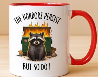 Taza de mapache «Los horrores persisten, pero yo también», taza con meme divertido, taza de café graciosa, taza rara y vergonzosa, regalo para el mejor amigo de la Generación Z, para amantes de los mapaches