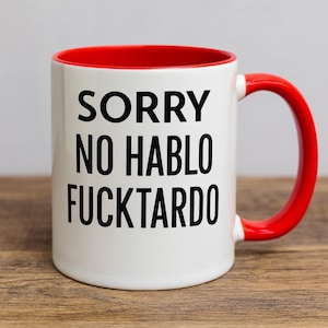 Puede incluir: Taza de cerámica blanca con interior y asa rojos. La taza presenta el texto "SORRY NO HABLO FUCKTARDO" en letras negras en negrita, lo que la convierte en un artículo humorístico y llamativo.