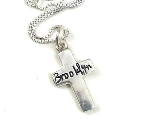 Collier croix en argent sterling personnalisé | Nom ou date sur la croix, collier de croix estampillé à la main, cadeau de confirmation ou de baptême