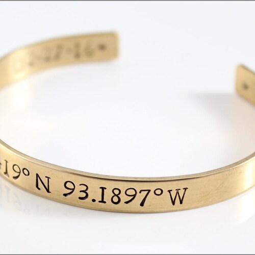 Bracelet coordonné personnalisé : manchette de localisation dorée personnalisée
