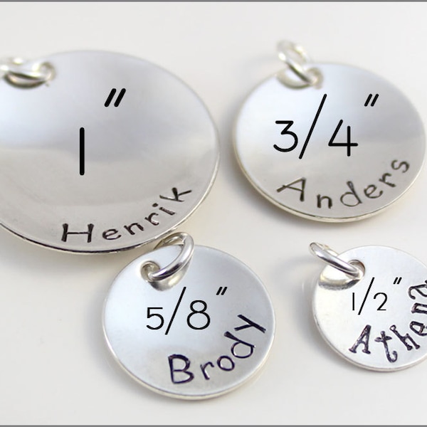 パーソナライズされたスターリングシルバーのディスクペンダント：カスタムネームチャーム