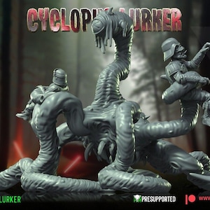 Puede incluir: Figura en miniatura gris de Cyclops Lurker con un diseño monstruoso detallado. La figura incluye una figura de un personaje con casco. El texto "CYCLOPUS LURKER" se muestra en rojo. La imagen también incluye el texto "FURRY BREAKOUT" y "WAR BEAR STUDIOS".