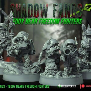 Puede incluir: Figuras en miniatura grises de osos de peluche con equipo militar. La imagen incluye el texto "Shadow Fangs - Teddy Bears Freedom Fighters" y los logotipos de "Furry Breakout" y "War Bear Studios".