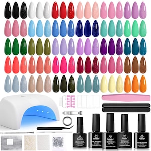 Puede incluir: Un kit de arte de uñas con una variedad de colores de esmalte de uñas en gel, una lámpara UV LED y herramientas de arte de uñas. Los colores de esmalte incluyen tonos de negro, blanco, rojo, rosa, azul y verde. El kit también incluye top coat y base coat.