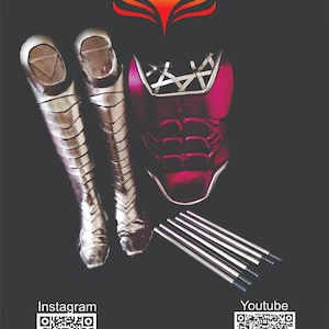 Op de afbeelding: Een kostuumset met zilverkleurige metalen beenpantser, een bordeauxrood borststuk en zilveren staven. De afbeelding bevat Instagram- en YouTube QR-codes en een phoenix-logo.
