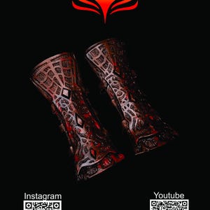 Peut inclure: Deux bracelets de bras bruns et rouges avec des motifs géométriques et en losange détaillés. Les bracelets ont un aspect métallique et sont présentés sur un fond noir. L'image comprend également un logo et des codes QR pour Instagram et YouTube.