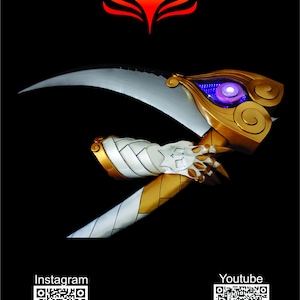 Può includere: Un'arma fantasy con una lama argentata curva e un'impugnatura dorata e bianca ornata. L'elsa presenta un dettaglio a forma di occhio viola brillante. Il design include un logo fenice stilizzato e codici QR per Instagram e YouTube.