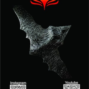 Puede incluir: Un objeto metálico oscuro, intrincadamente tallado, con forma de murciélago, con patrones arremolinados detallados. La imagen incluye un logotipo con un diseño de fénix y códigos QR para Instagram y YouTube.