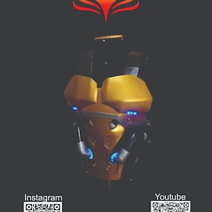 Pode incluir: Uma armadura peitoral dourada com luzes azuis, possivelmente para cosplay ou uma fantasia. A imagem inclui um logotipo de uma fénix e as palavras "Instagram" e "Youtube" com códigos QR.