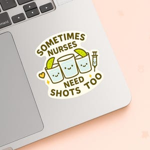 K&ouml;nnte beinhalten: Ein Aufkleber auf einem Laptop mit dem Text "Sometimes Nurses Need Shots Too". Das Design zeigt drei Cartoon-Gl&auml;ser mit Limetten, l&auml;chelnden Gesichtern, einer Spritze und einem Herzen. Der Aufkleber befindet sich auf einem silbernen Laptop.