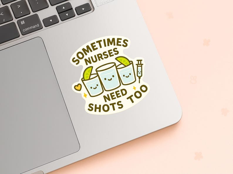 K&ouml;nnte beinhalten: Ein Aufkleber auf einem Laptop mit dem Text "Sometimes Nurses Need Shots Too". Das Design zeigt drei Cartoon-Gl&auml;ser mit Limetten, l&auml;chelnden Gesichtern, einer Spritze und einem Herzen. Der Aufkleber befindet sich auf einem silbernen Laptop.