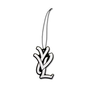 Peut inclure: Un pendentif noir et blanc avec les lettres "VL" dans une écriture stylisée. Le pendentif est suspendu par un fin cordon noir. Le design est audacieux et moderne.