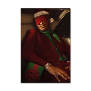 Könnte beinhalten: Eine Person trägt einen roten Anzug, eine grüne Krawatte und einen Weihnachtsmannhut mit roter Augenmaske. Sie hält eine grüne Geschenkbox mit roter Schleife. Das Bild hat ein festliches Thema.