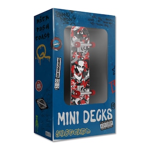 Może przedstawiać: Miniaturowa deskorolka, z czerwono-biało-czarnym wzorem i grafiką twarzy kobiety, jest prezentowana w niebieskim pudełku. Pudełko zawiera tekst w stylu graffiti oraz słowa "MINI DECKS" i "SK8BOARD".