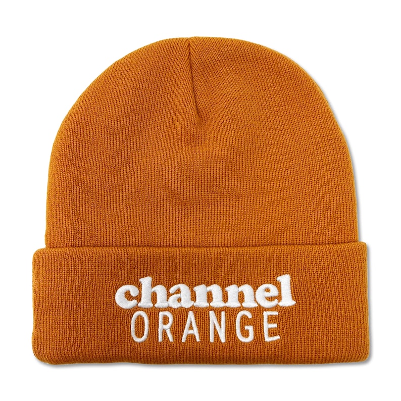 以下が含まれることがあります： オレンジ色のビーニー帽。白い文字で「channel ORANGE」と刺繍されています。ニット素材で、折り返しのつばが付いています。暖かくカジュアルなアクセサリーです。