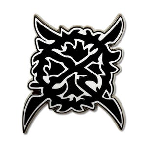 Puede incluir: Pin de esmalte negro y blanco con un diseño simétrico. El pin presenta una forma central en forma de cruz, rodeada de intrincados patrones. Los bordes están delineados en plata.
