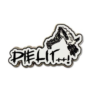 以下が含まれることがあります： 黒い文字で「DIE LIT」と書かれた白と黒のエナメルピン。ピンには、人が宙返りをしている白黒のイラストが描かれています。ピンにはシルバーの縁取りがあります。