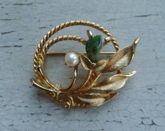 Sarah Coventry Brooch Pin. Vintage 1960s. Jade, Pearl, Leaves. Gold Tone Circle. Signed.