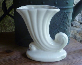 Shawnee Pottery Cornucopia Vase. Creamy White. Vintage 1940s 1950s. Horn of Plenty. Fall Thanksgiving Decor.