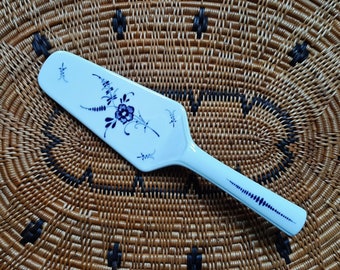 Vintage Villeroy & Boch Pie Cake Server. White Ceramic with Blue Floral Design. Old Luxembourg.