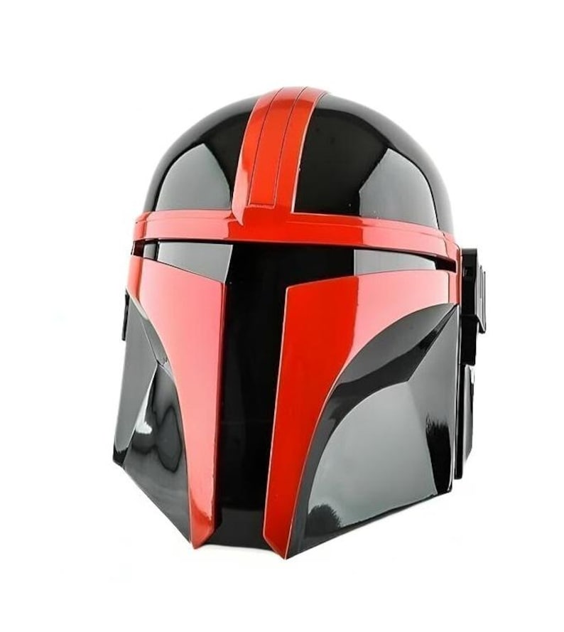Pode incluir: Um capacete Mandaloriano preto e vermelho. O capacete apresenta um acabamento preto brilhante com detalhes vermelhos na viseira, testa e topo. O design &eacute; angular e futurista, com uma viseira em forma de T distinta.