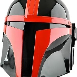 Pode incluir: Um capacete preto e vermelho com acabamento brilhante. O capacete apresenta uma faixa vermelha no centro e detalhes vermelhos no rosto. O design lembra um personagem com tema espacial.