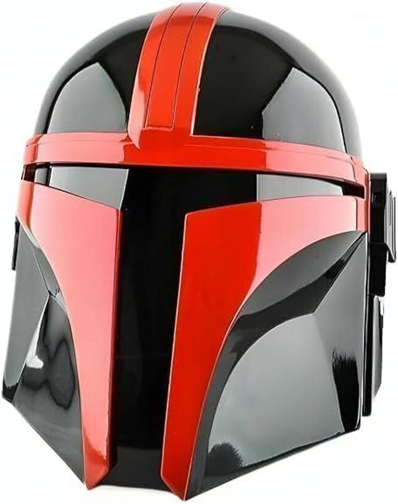 Pode incluir: Um capacete preto e vermelho com acabamento brilhante. O capacete apresenta uma faixa vermelha no centro e detalhes vermelhos no rosto. O design lembra um personagem com tema espacial.