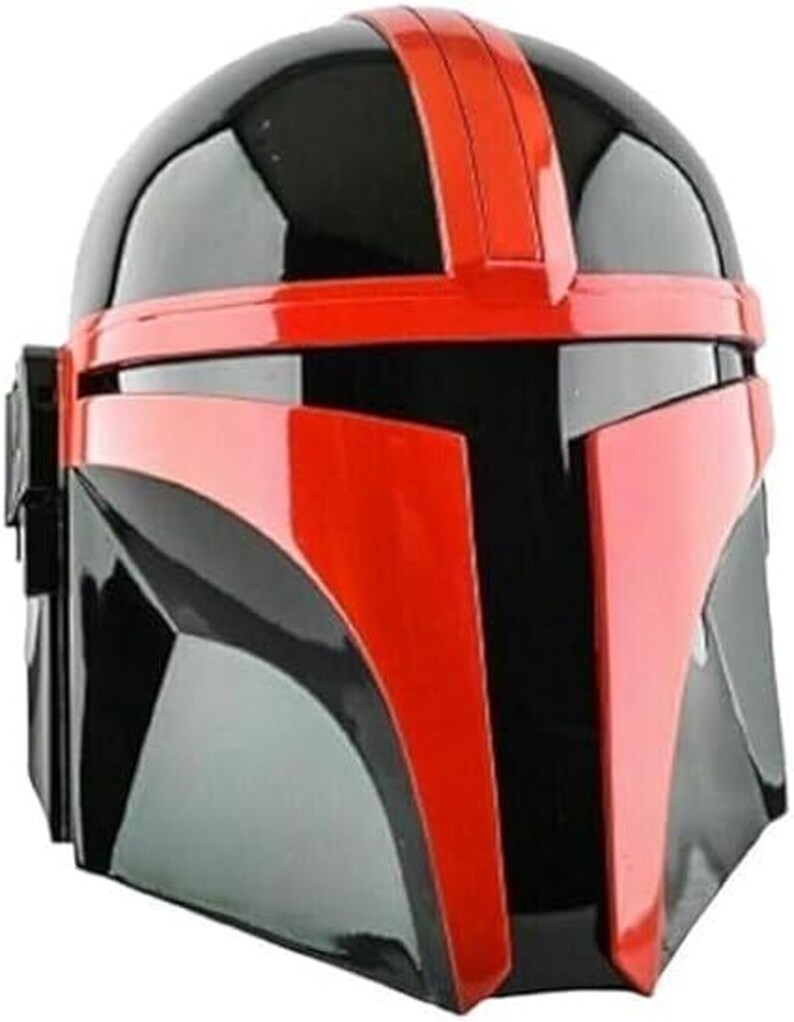 Pode incluir: Um capacete Mandaloriano preto e vermelho com acabamento brilhante. O capacete apresenta uma viseira vermelha proeminente e uma faixa vermelha central. O design &eacute; angular e futurista, com uma apar&ecirc;ncia elegante e polida.