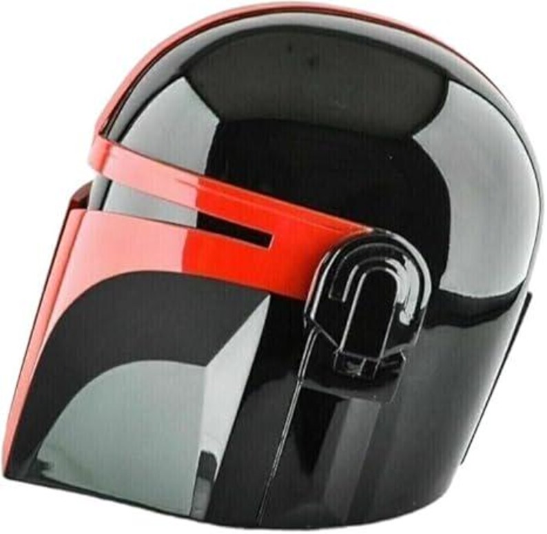 Pode incluir: Um capacete preto e vermelho com acabamento brilhante. O capacete apresenta uma viseira e detalhes vermelhos, com uma viseira escura. O design lembra um personagem com tema espacial.