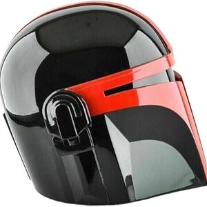 Pode incluir: Um capacete preto e vermelho com acabamento brilhante. O capacete apresenta uma viseira e um design distinto, com detalhes vermelhos na testa e nas bochechas. O design do capacete lembra um personagem espacial.