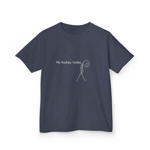 Op de afbeelding: Marineblauwe t-shirt met de witte tekst "No hockey today." en een verdrietig stokfiguur. De t-shirt heeft een ronde hals en korte mouwen. Eenvoudig, minimalistisch ontwerp.
