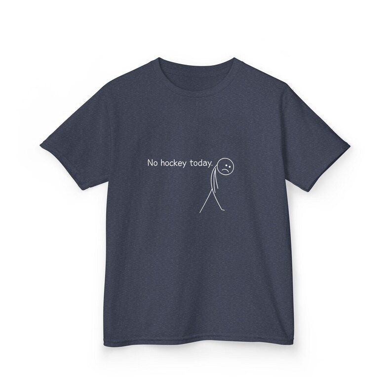 Op de afbeelding: Marineblauwe t-shirt met de witte tekst "No hockey today." en een verdrietig stokfiguur. De t-shirt heeft een ronde hals en korte mouwen. Eenvoudig, minimalistisch ontwerp.